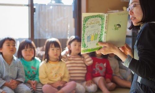 絵本や紙芝居を楽しむ時間