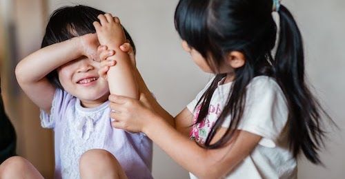 仲間と過ごすどろん子の子どもたち