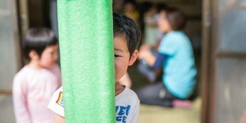 登園後、保育室で自由に遊び始める子ども