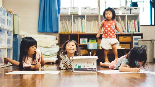 保育室でゆったり過ごす子どもたち