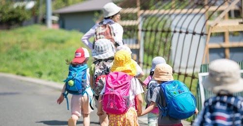 リュックを背負い、仲間とお散歩へ出発する子どもたち