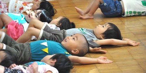 リズム遊びをするどろん子の子どもたち