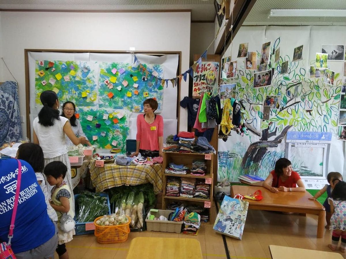 子どもたちの作品に囲まれたどろん子の保育室