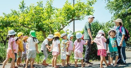 自然の中で仲間と一緒に活動する子どもたち