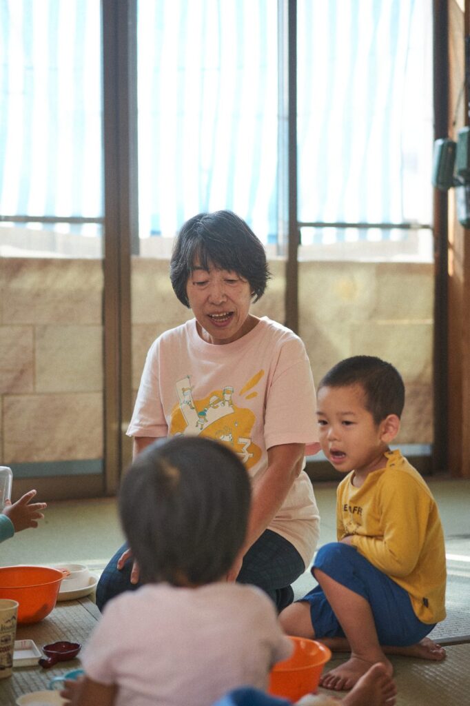 スタッフと子どもたちがともに過ごすどろん子の保育